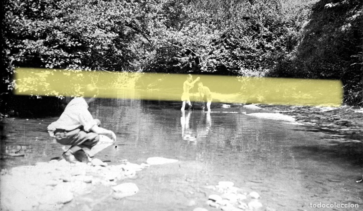 Fotograf&iacute;a antigua: Antiguo negativo de fotograf&iacute;a. Personas ba&ntilde;&aacute;ndose en el r&iacute;o. Pamplona y alrededores. 1935