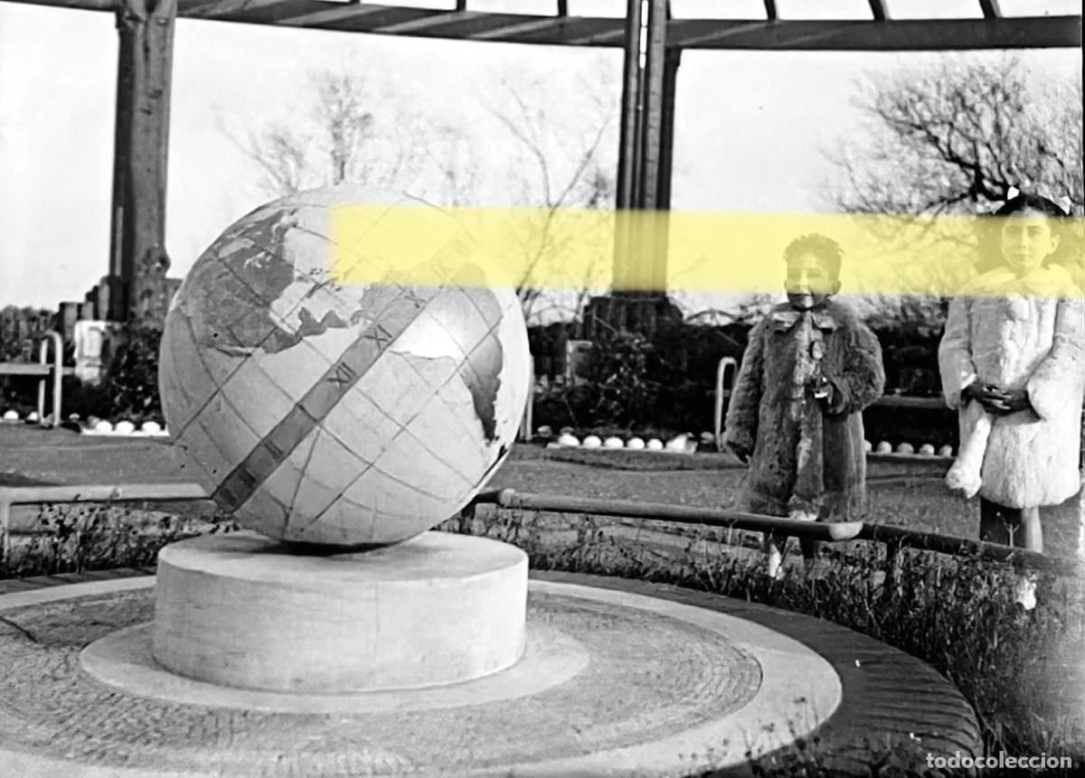 Fotograf&iacute;a antigua: Antiguo negativo de fotograf&iacute;a. Ni&ntilde;os junto a un globo terr&aacute;queo. Santander y alrededores. A&ntilde;os 40