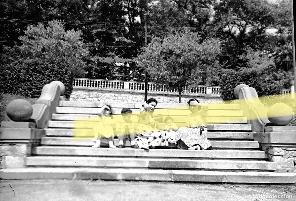 Fotograf&iacute;a antigua: Antiguo negativo de fotograf&iacute;a. Mujeres y ni&ntilde;os en una escalinata. Santander y alrededores. A&ntilde;os 40