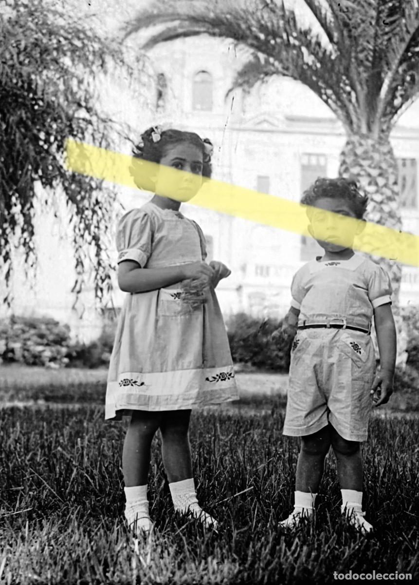 Fotograf&iacute;a antigua: Antiguo negativo de fotograf&iacute;a. Ni&ntilde;a y ni&ntilde;o en un jard&iacute;n. Santander y alrededores. A&ntilde;os 40