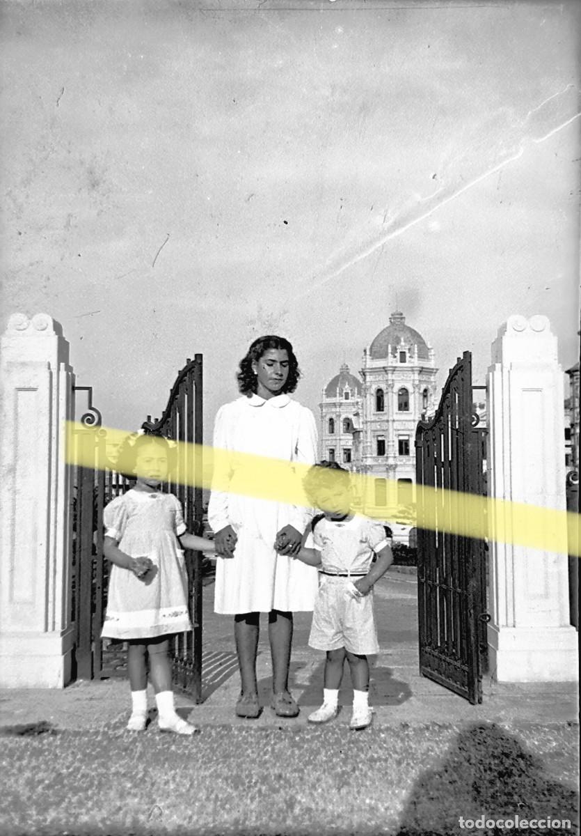 Fotograf&iacute;a antigua: Antiguo negativo de fotograf&iacute;a. Mujer con dos ni&ntilde;os en una entrada ajardinada. Santander. A&ntilde;os 40