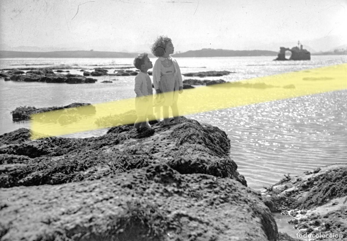 Fotograf&iacute;a antigua: Antiguo negativo de fotograf&iacute;a. Dos ni&ntilde;os junto al mar. Santander y alrededores. A&ntilde;os 40