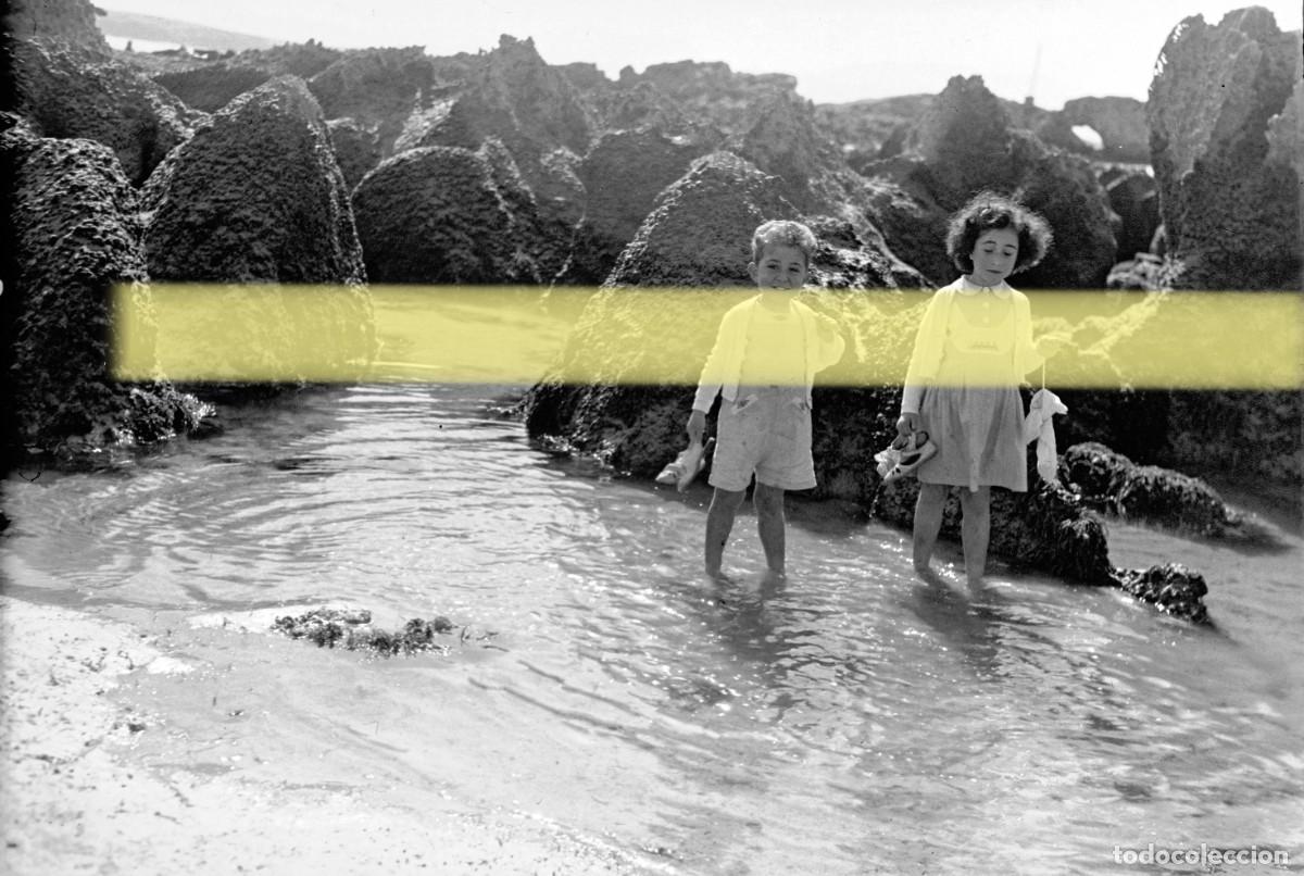 Fotograf&iacute;a antigua: Antiguo negativo de fotograf&iacute;a. Dos ni&ntilde;os entre rocas. Santander y alrededores. A&ntilde;os 40