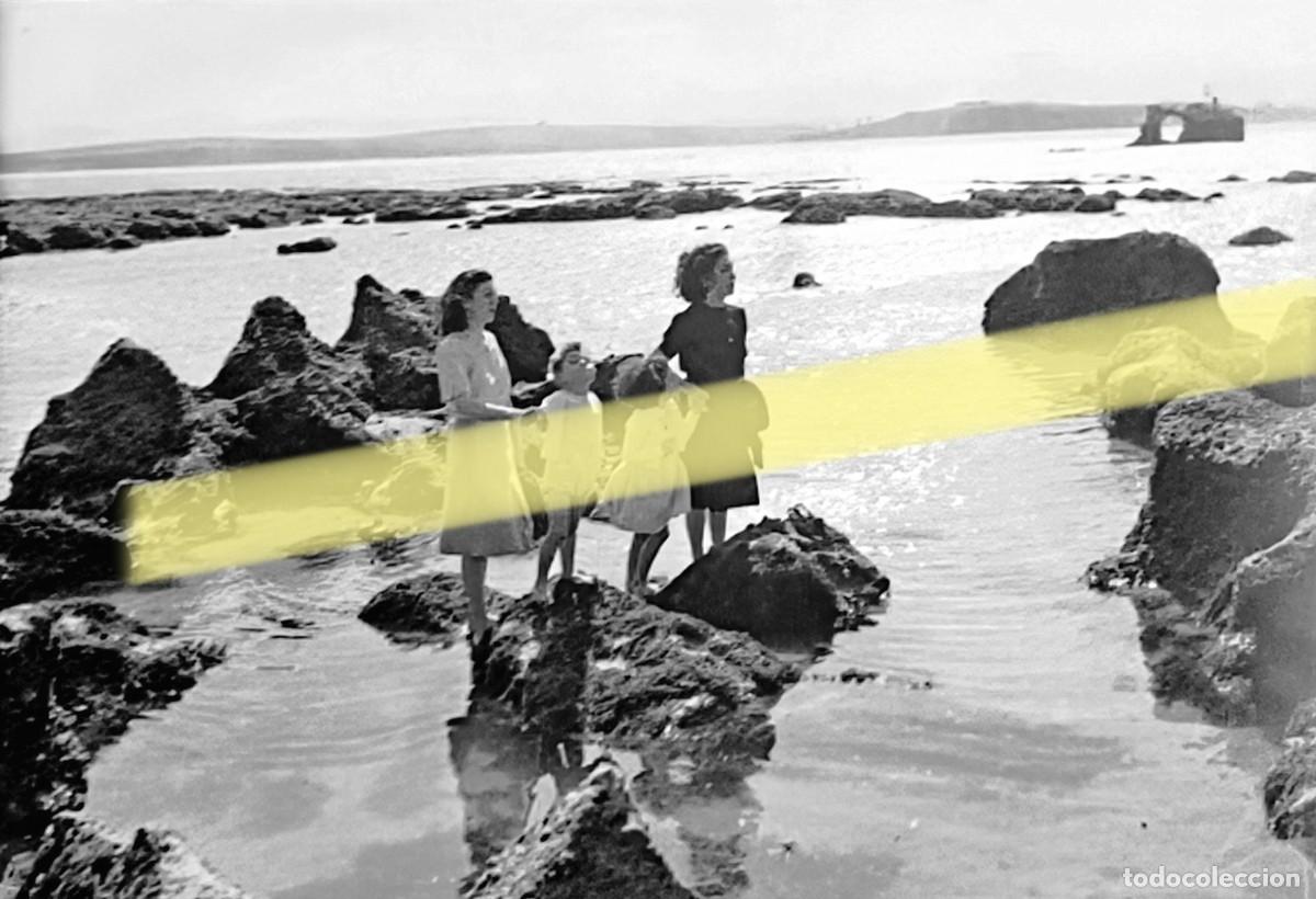 Fotograf&iacute;a antigua: Antiguo negativo de fotograf&iacute;a. Mujeres y ni&ntilde;os junto al mar. Santander y alrededores. A&ntilde;os 40