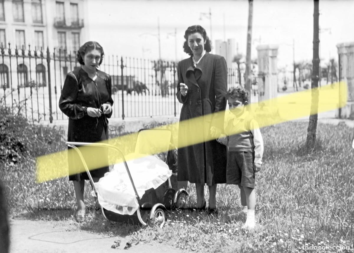 Fotograf&iacute;a antigua: Antiguo negativo de fotograf&iacute;a. Mujeres con ni&ntilde;o y cochecito. Santander y alrededores. A&ntilde;os 40
