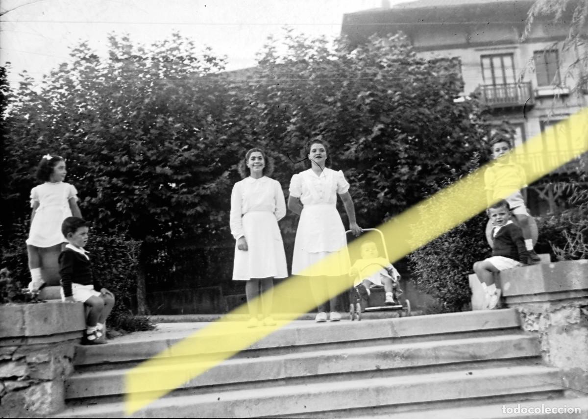Fotograf&iacute;a antigua: Antiguo negativo de fotograf&iacute;a. Mujeres y ni&ntilde;os en una escalinata. Santander y alrededores. A&ntilde;os 40