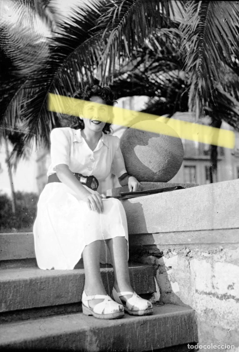 Fotograf&iacute;a antigua: Antiguo negativo de fotograf&iacute;a. Mujer sentada en unas escaleras. Santander y alrededores. A&ntilde;os 40
