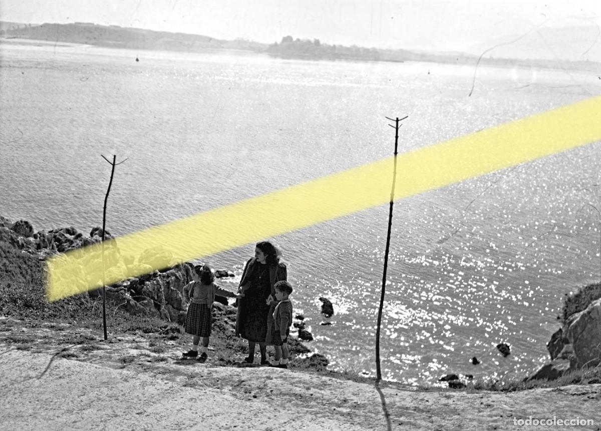 Fotograf&iacute;a antigua: Antiguo negativo de fotograf&iacute;a. Mujer con dos ni&ntilde;os junto al mar. Santander y alrededores. A&ntilde;os 40