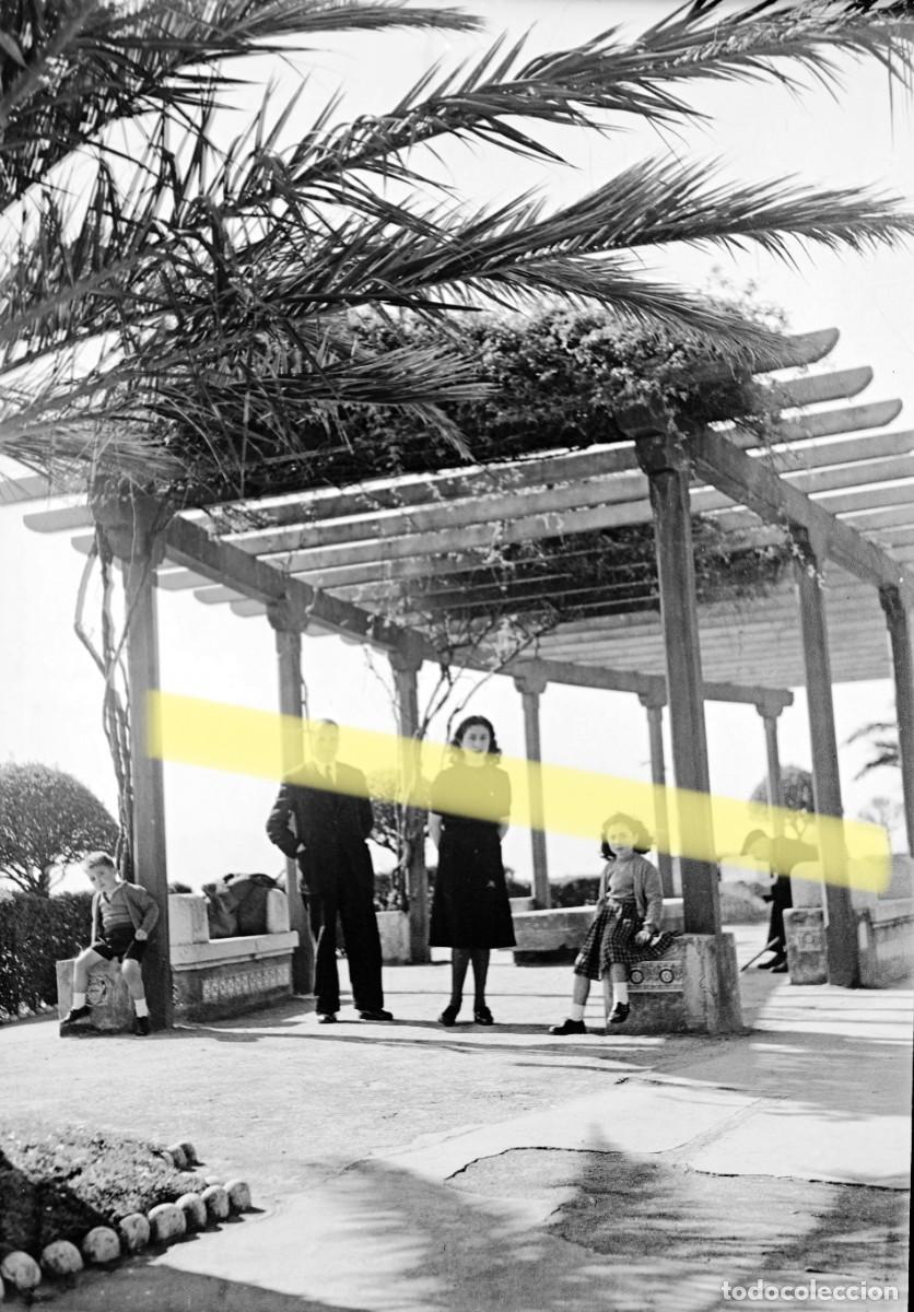 Fotograf&iacute;a antigua: Antiguo negativo de fotograf&iacute;a. Familia bajo una p&eacute;rgola. Santander y alrededores. A&ntilde;os 40