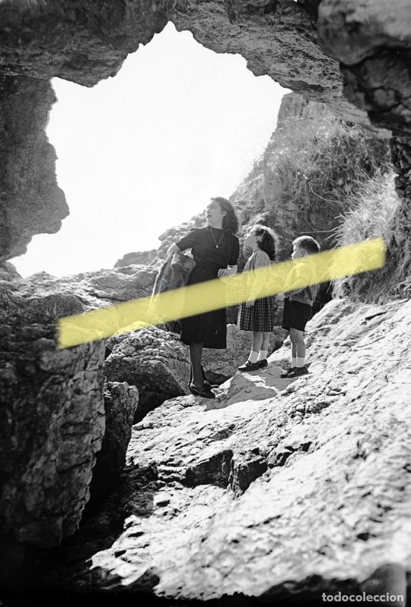 Fotograf&iacute;a antigua: Antiguo negativo de fotograf&iacute;a. Mujer con dos ni&ntilde;os entre rocas. Santander y alrededores. A&ntilde;os 40