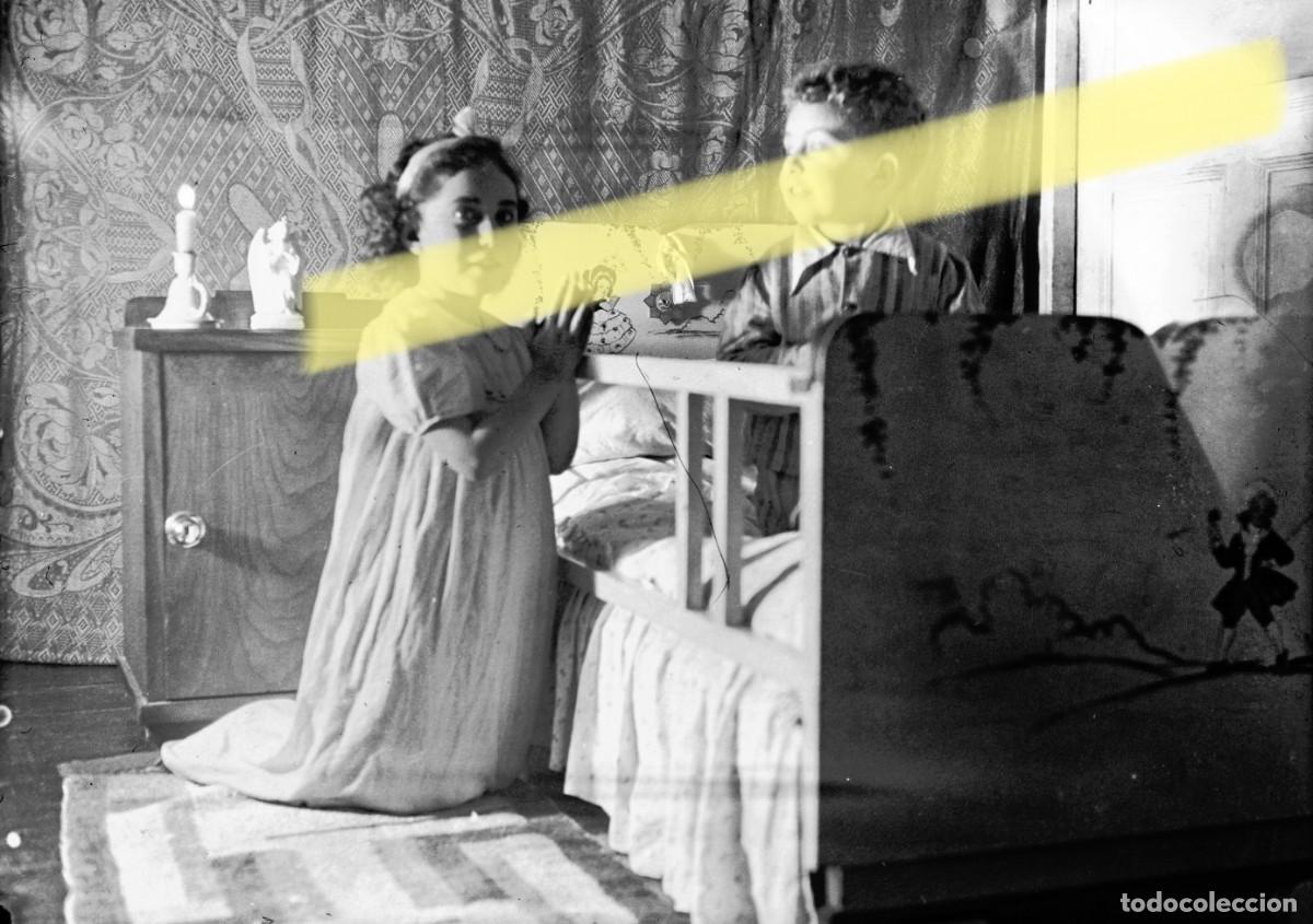 Fotograf&iacute;a antigua: Antiguo negativo de fotograf&iacute;a. Ni&ntilde;os jugando en dormitorio. A&ntilde;os 40