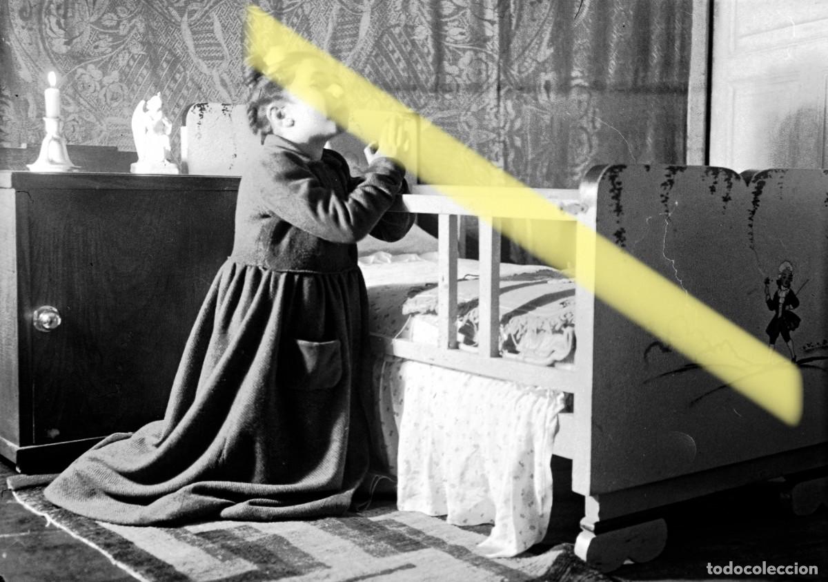 Fotograf&iacute;a antigua: Antiguo negativo de fotograf&iacute;a. Ni&ntilde;os jugando en dormitorio. A&ntilde;os 40