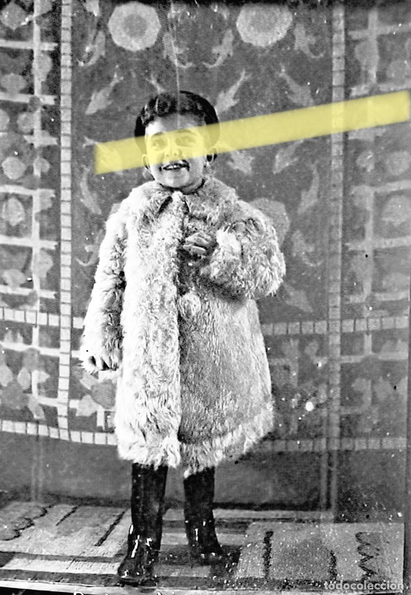Fotograf&iacute;a antigua: Antiguo negativo de fotograf&iacute;a. Ni&ntilde;o con abrigo de pelo. A&ntilde;os 40