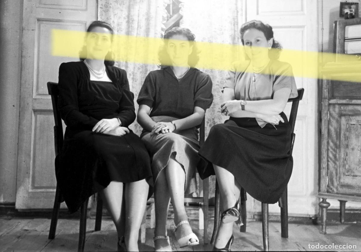 Fotograf&iacute;a antigua: Antiguo negativo de fotograf&iacute;a. Tres mujeres sentadas en una habitaci&oacute;n. A&ntilde;os 40