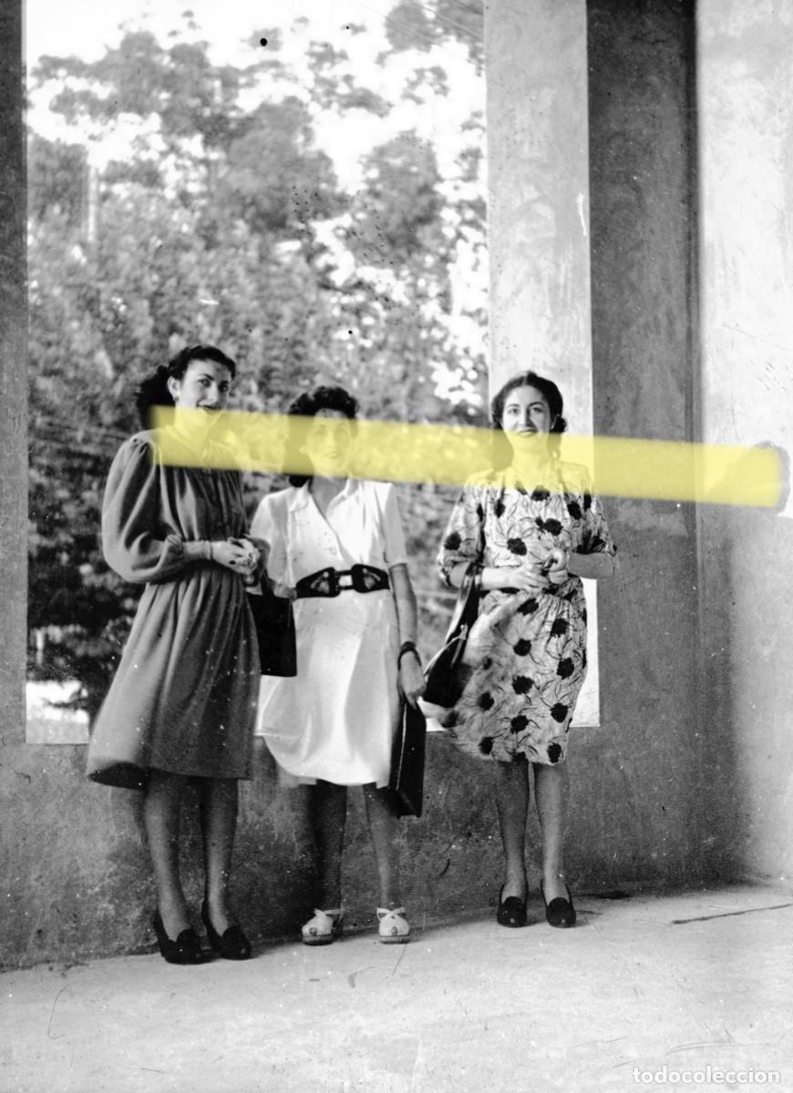 Fotograf&iacute;a antigua: Antiguo negativo de fotograf&iacute;a. Tres mujeres posando en una terraza. A&ntilde;os 40