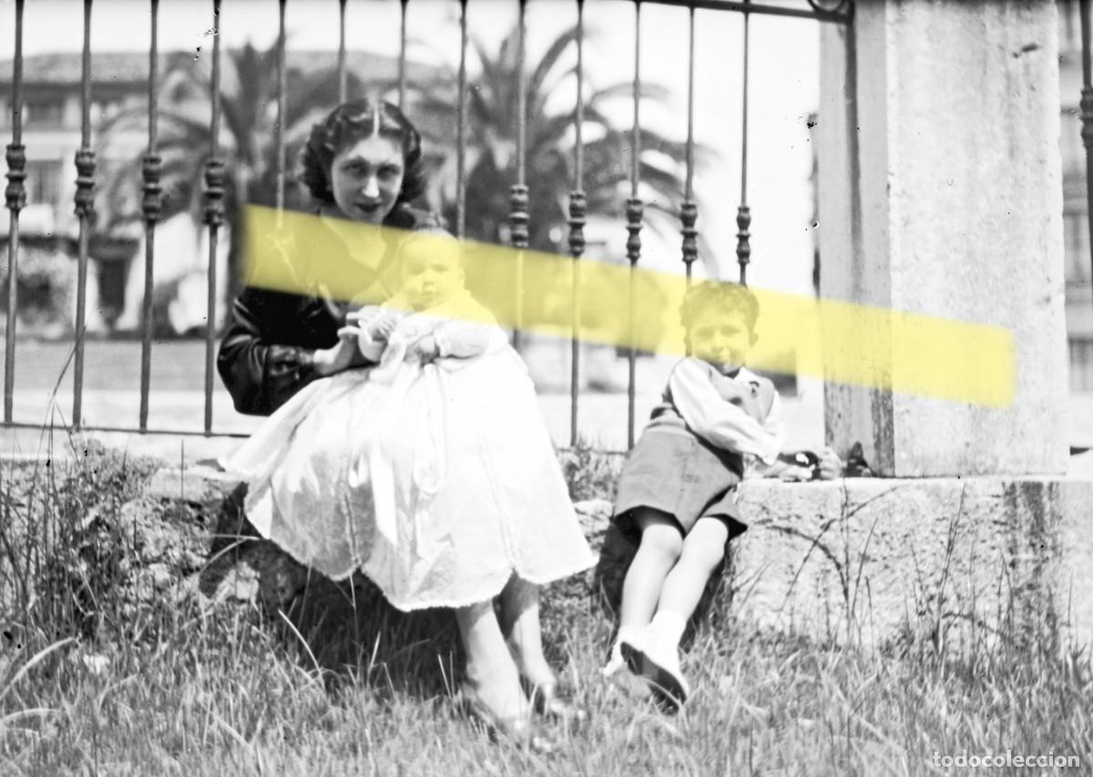 Fotograf&iacute;a antigua: Antiguo negativo de fotograf&iacute;a. Mujer con beb&eacute; y ni&ntilde;o. A&ntilde;os 40