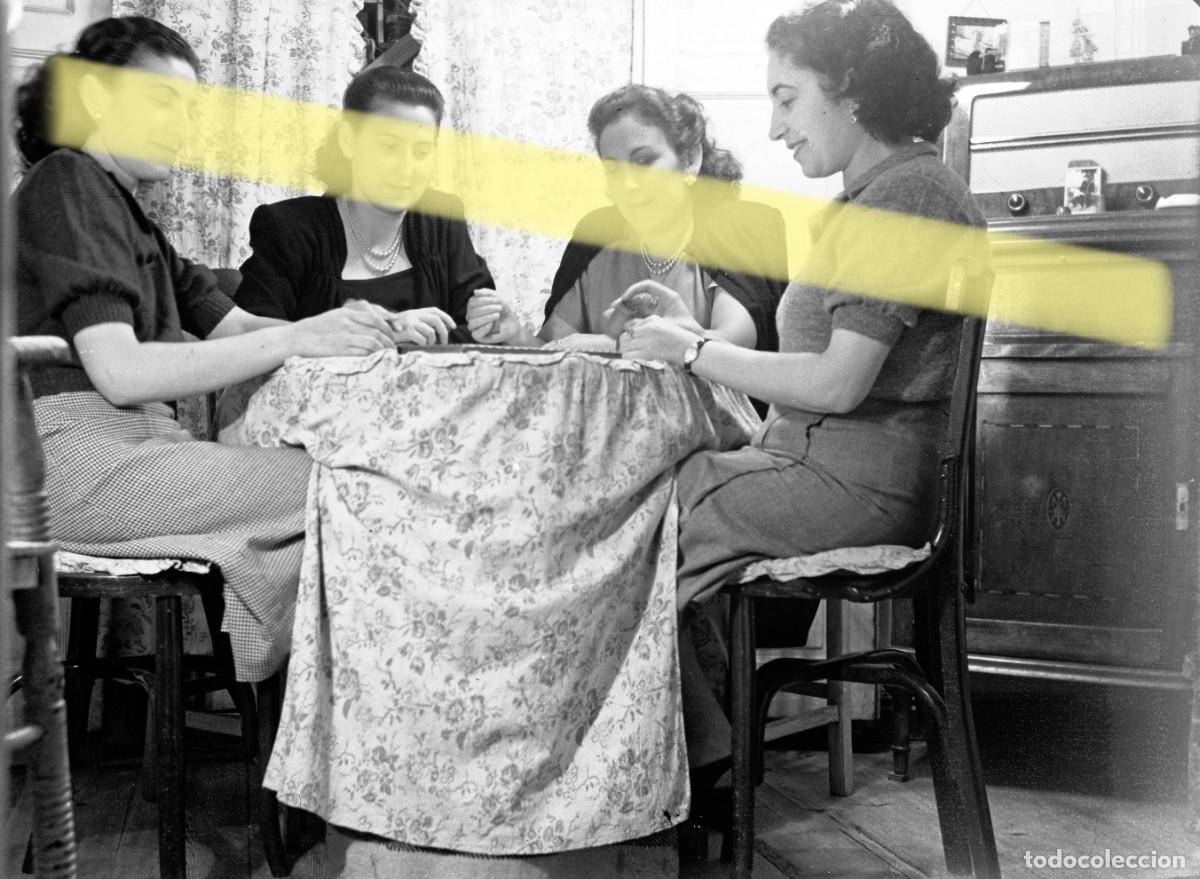 Fotograf&iacute;a antigua: Antiguo negativo de fotograf&iacute;a. Cuatro mujeres jugando a un juego de mesa. A&ntilde;os 40