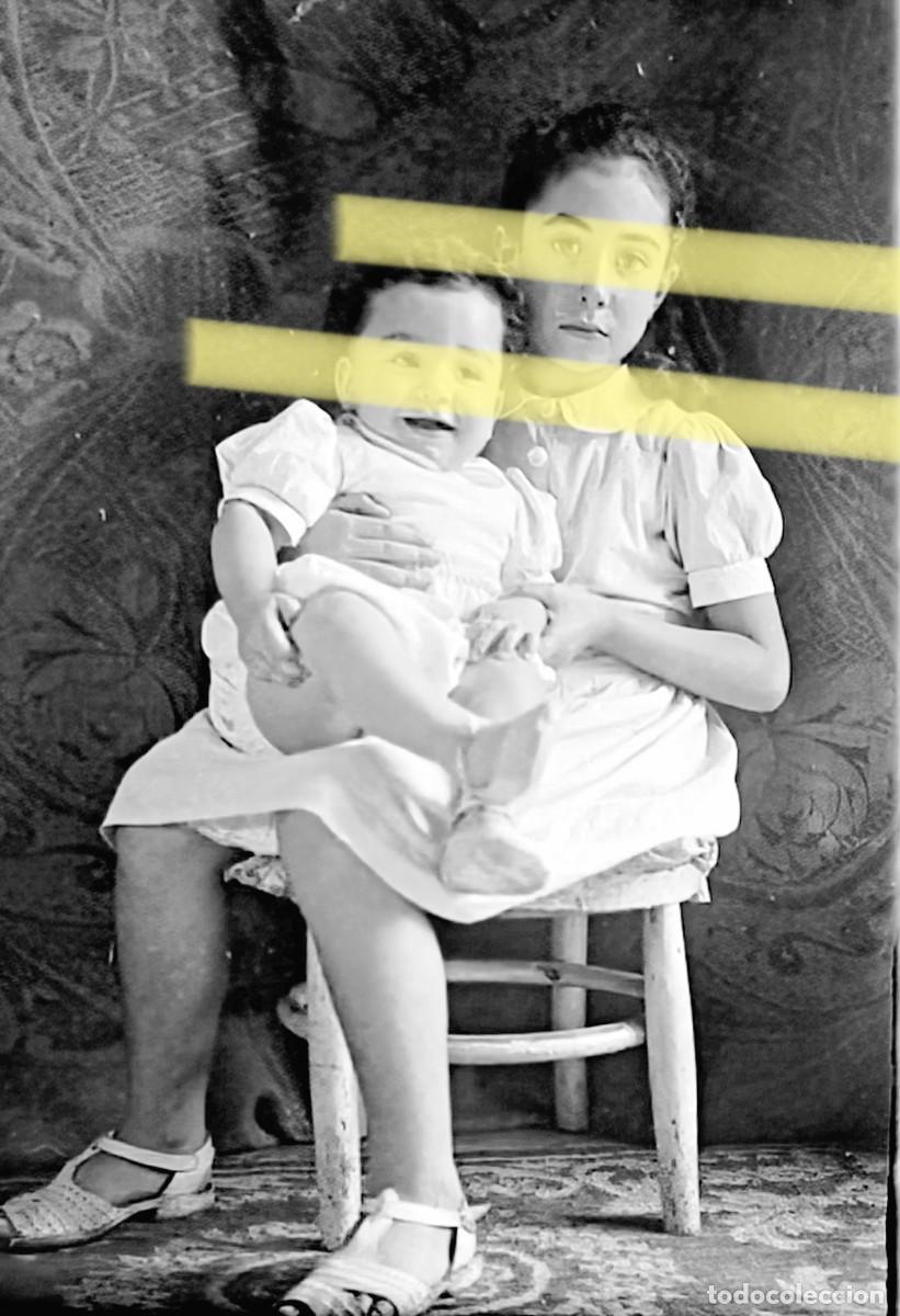Fotograf&iacute;a antigua: Antiguo negativo de fotograf&iacute;a. Cuatro mujeres jugando a un juego de mesa. A&ntilde;os 40
