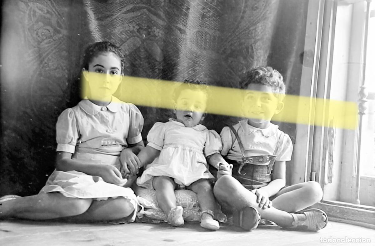 Fotograf&iacute;a antigua: Antiguo negativo de fotograf&iacute;a. Ni&ntilde;a, beb&eacute; y ni&ntilde;o sentados juntos. A&ntilde;os 40