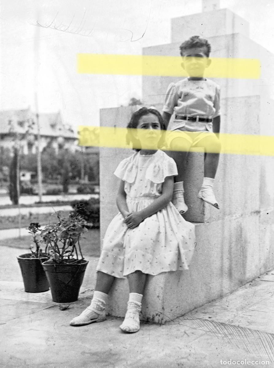 Fotograf&iacute;a antigua: Antiguo negativo de fotograf&iacute;a. Ni&ntilde;a y ni&ntilde;o posando juntos. A&ntilde;os 40