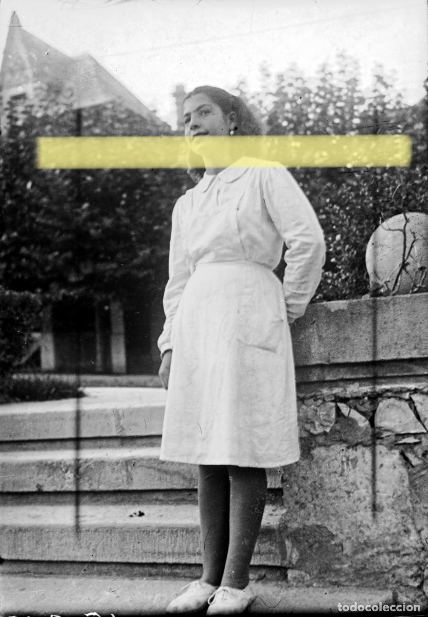 Fotograf&iacute;a antigua: Antiguo negativo de fotograf&iacute;a. Chica posando junto a unas escaleras. A&ntilde;os 40