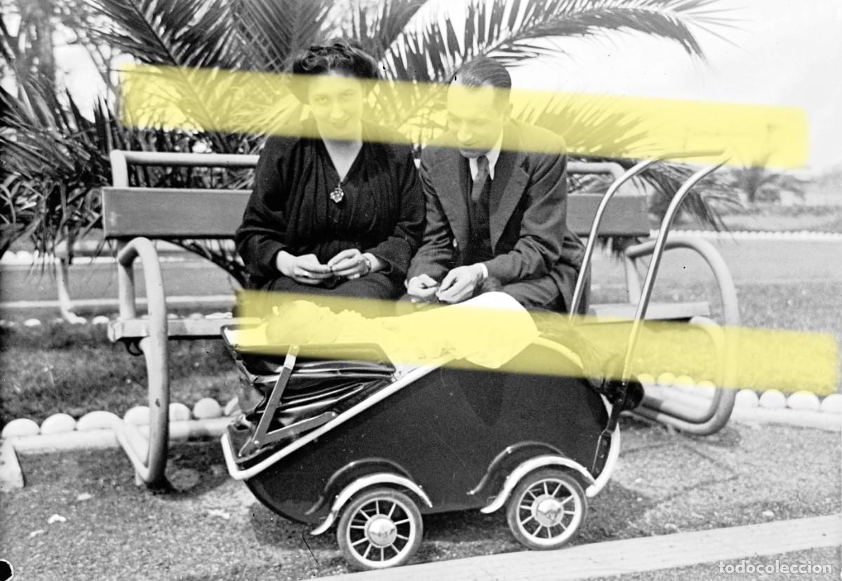 Fotograf&iacute;a antigua: Antiguo negativo de fotograf&iacute;a. Pareja con beb&eacute; en carrito. A&ntilde;os 40