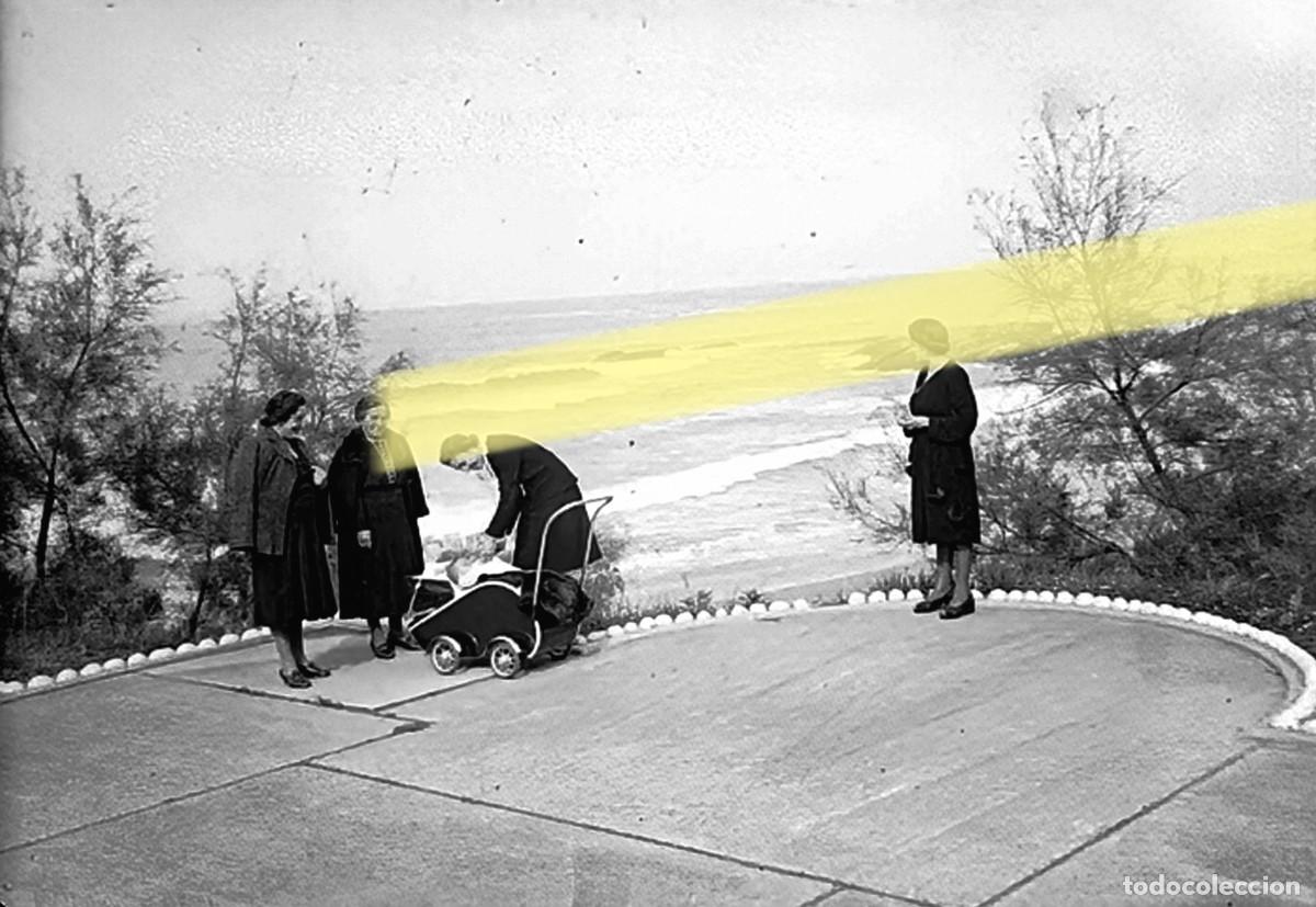Fotograf&iacute;a antigua: Antiguo negativo de fotograf&iacute;a. Pareja con beb&eacute; en carrito. A&ntilde;os 40