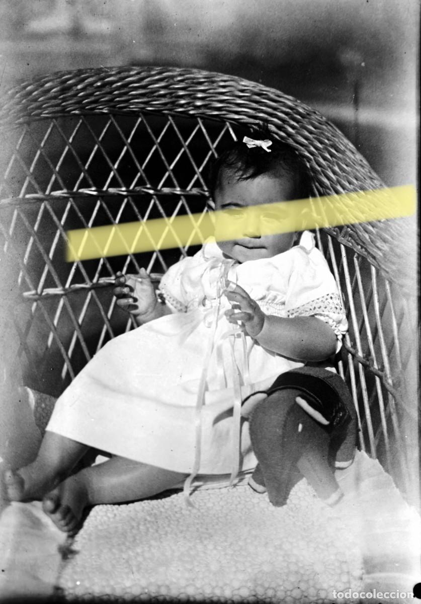 Fotograf&iacute;a antigua: Antiguo negativo de fotograf&iacute;a. Beb&eacute; con juguete en sillita de mimbre. A&ntilde;os 40