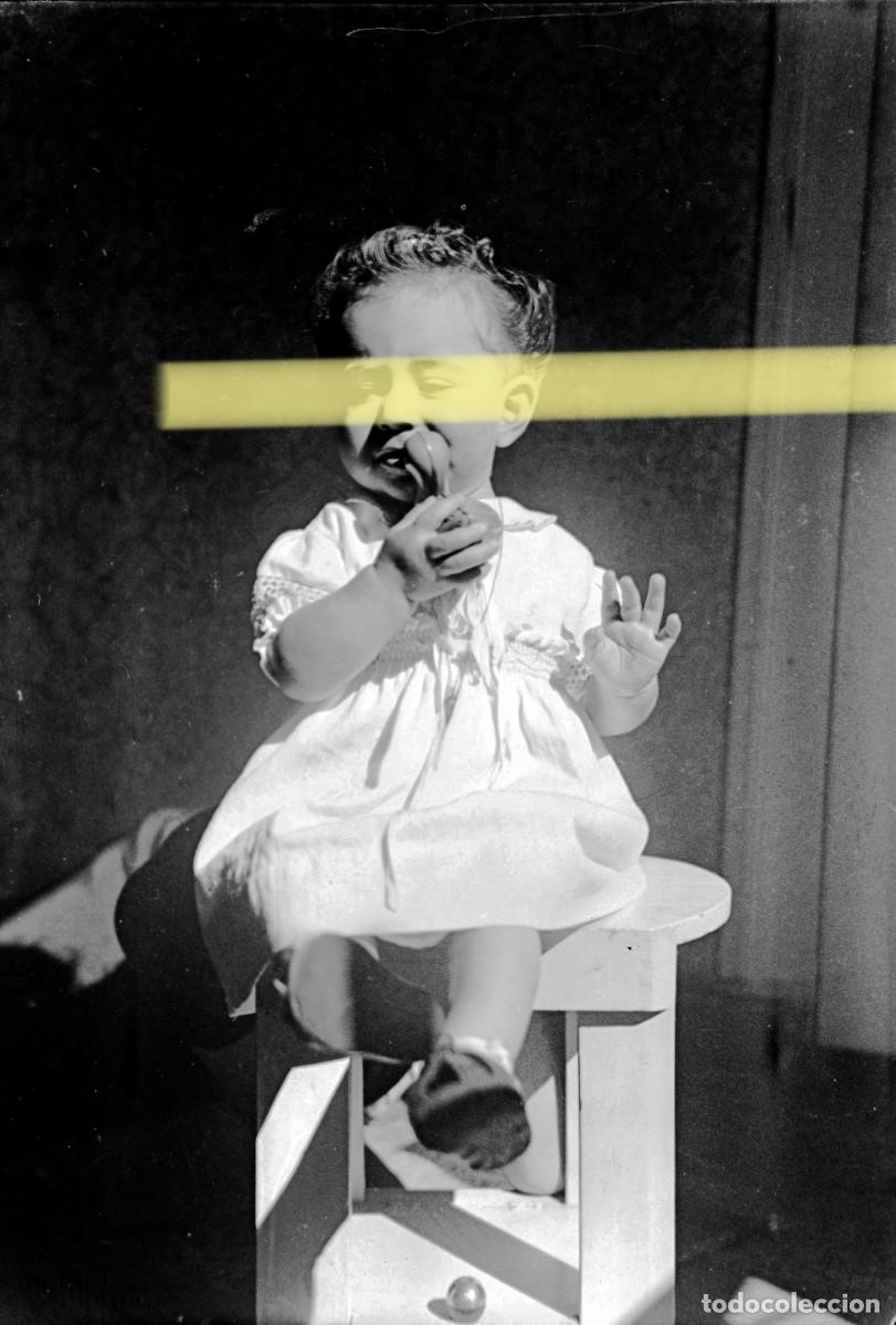 Fotograf&iacute;a antigua: Antiguo negativo de fotograf&iacute;a. Beb&eacute; sentado con juguete. A&ntilde;os 40