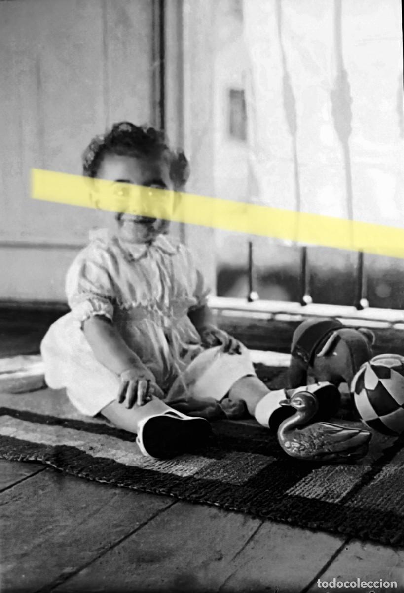 Fotograf&iacute;a antigua: Antiguo negativo de fotograf&iacute;a. Beb&eacute; sentado con juguete. A&ntilde;os 40