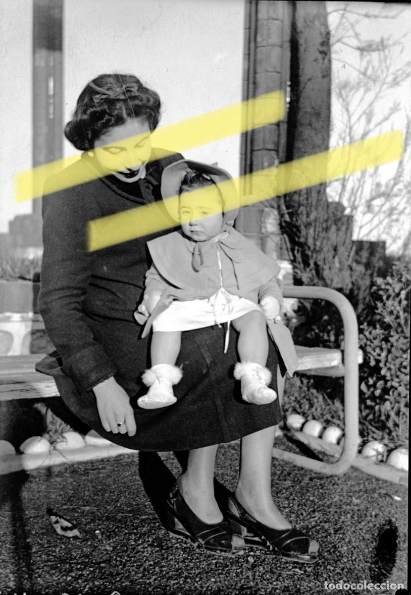 Fotograf&iacute;a antigua: Antiguo negativo de fotograf&iacute;a. Mujer con beb&eacute; en brazos. A&ntilde;os 40