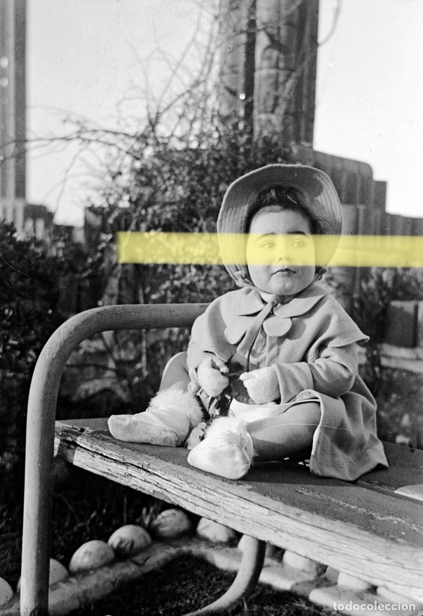 Fotograf&iacute;a antigua: Antiguo negativo de fotograf&iacute;a. Beb&eacute; sentado con sombrero. A&ntilde;os 40