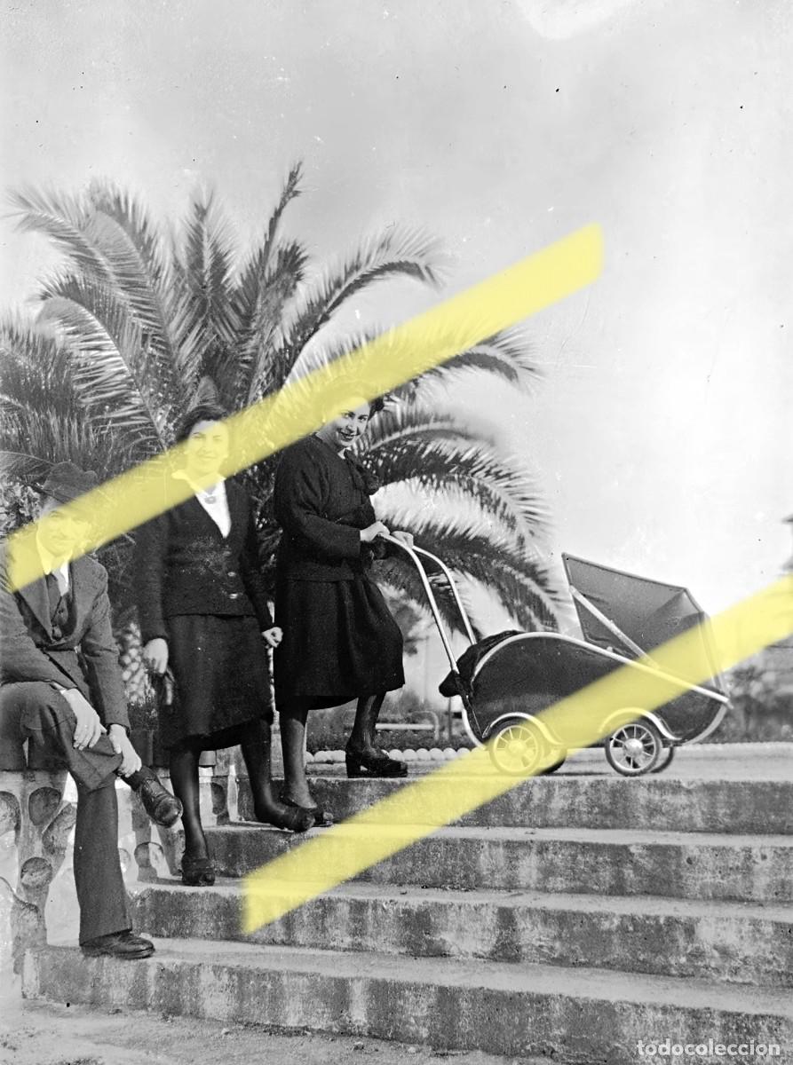 Fotograf&iacute;a antigua: Antiguo negativo de fotograf&iacute;a. Mujeres con cochecito de beb&eacute; en una escalinata. A&ntilde;os 40