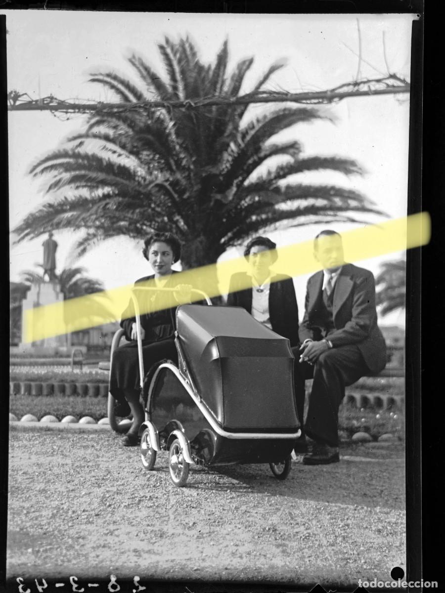 Fotograf&iacute;a antigua: Antiguo negativo de fotograf&iacute;a. Dos mujeres y un hombre con cochecito de beb&eacute;. A&ntilde;os 40