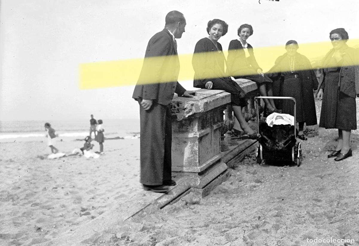 Fotograf&iacute;a antigua: Antiguo negativo de fotograf&iacute;a. Familia con cochecito de bebe junto a la playa. A&ntilde;os 40