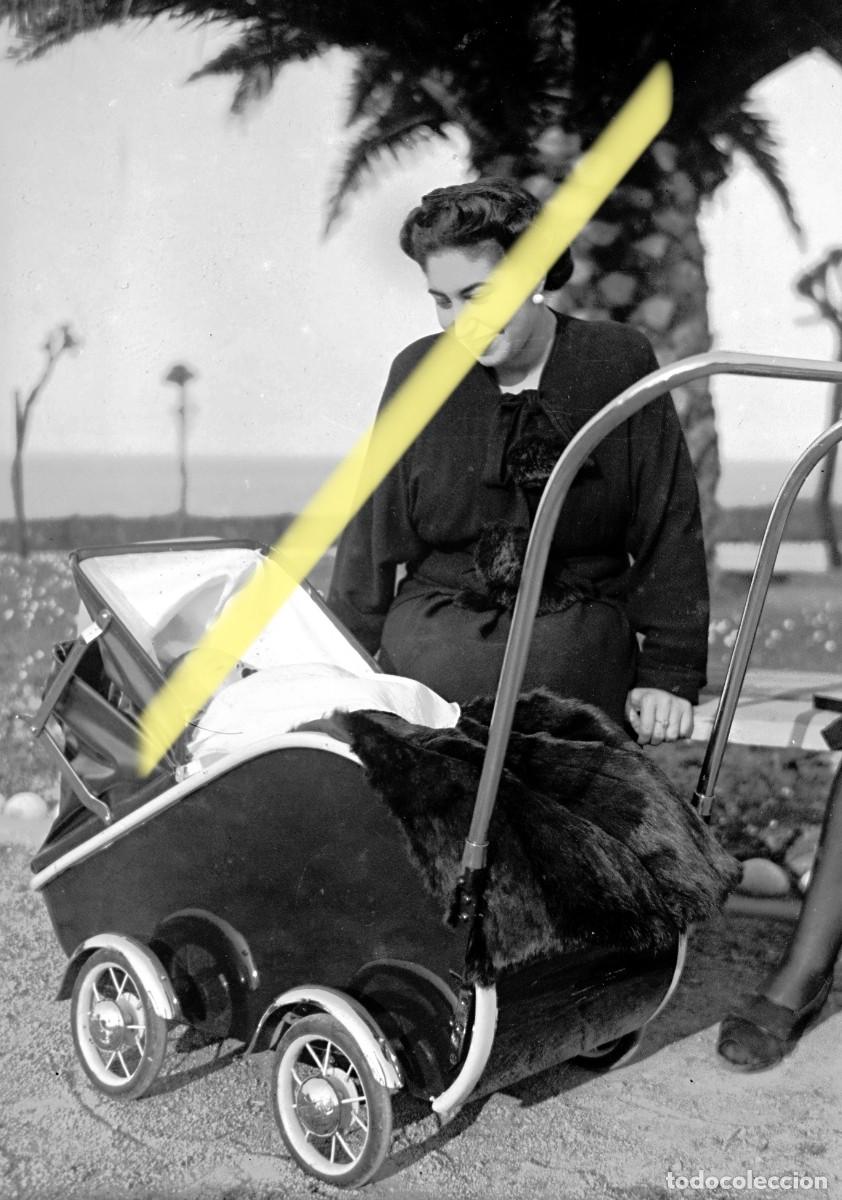 Fotograf&iacute;a antigua: Antiguo negativo de fotograf&iacute;a. Mujer junto a un beb&eacute; en cochecito. A&ntilde;os 40