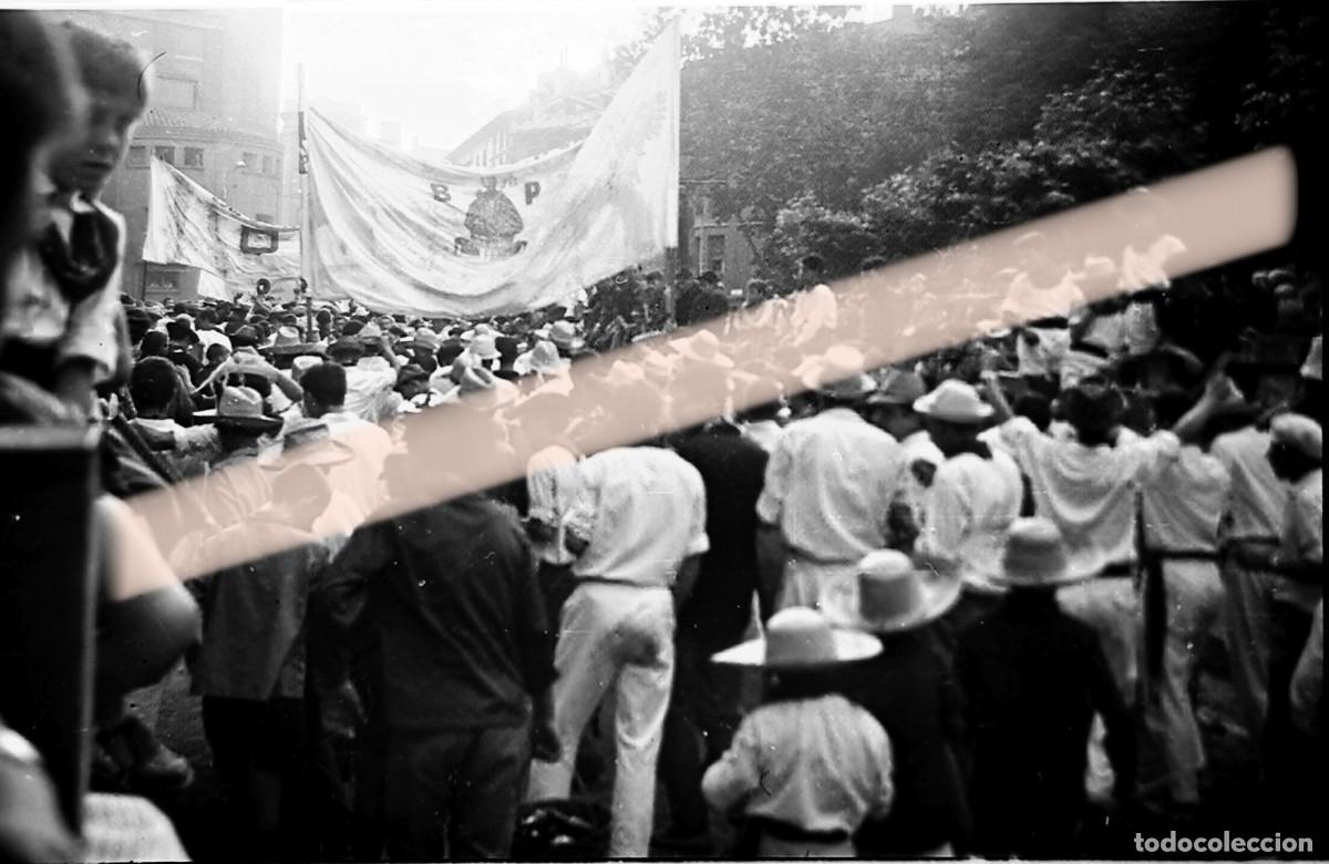 Fotograf&iacute;a antigua: Antiguo negativo de fotograf&iacute;a. Fiesta popular con multitud y pancarta. A&ntilde;os 30/40