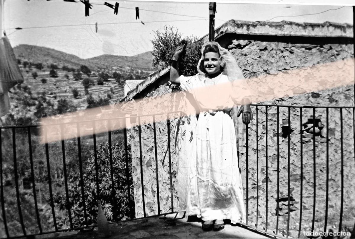 Fotograf&iacute;a antigua: Antiguo negativo de fotograf&iacute;a. Joven con vestido blanco y velo en una terraza. A&ntilde;os 30/40
