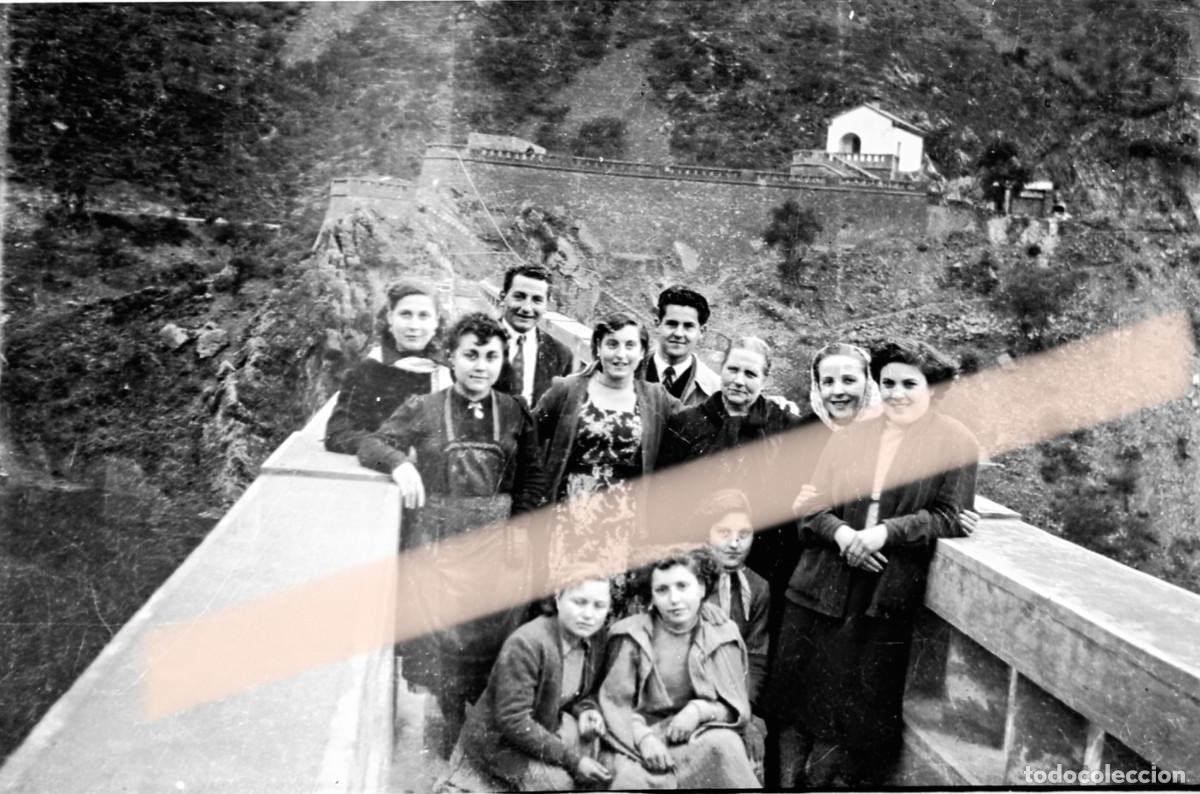 Fotograf&iacute;a antigua: Antiguo negativo de fotograf&iacute;a. Grupo de hombres y mujeres en un puente. A&ntilde;os 30/40