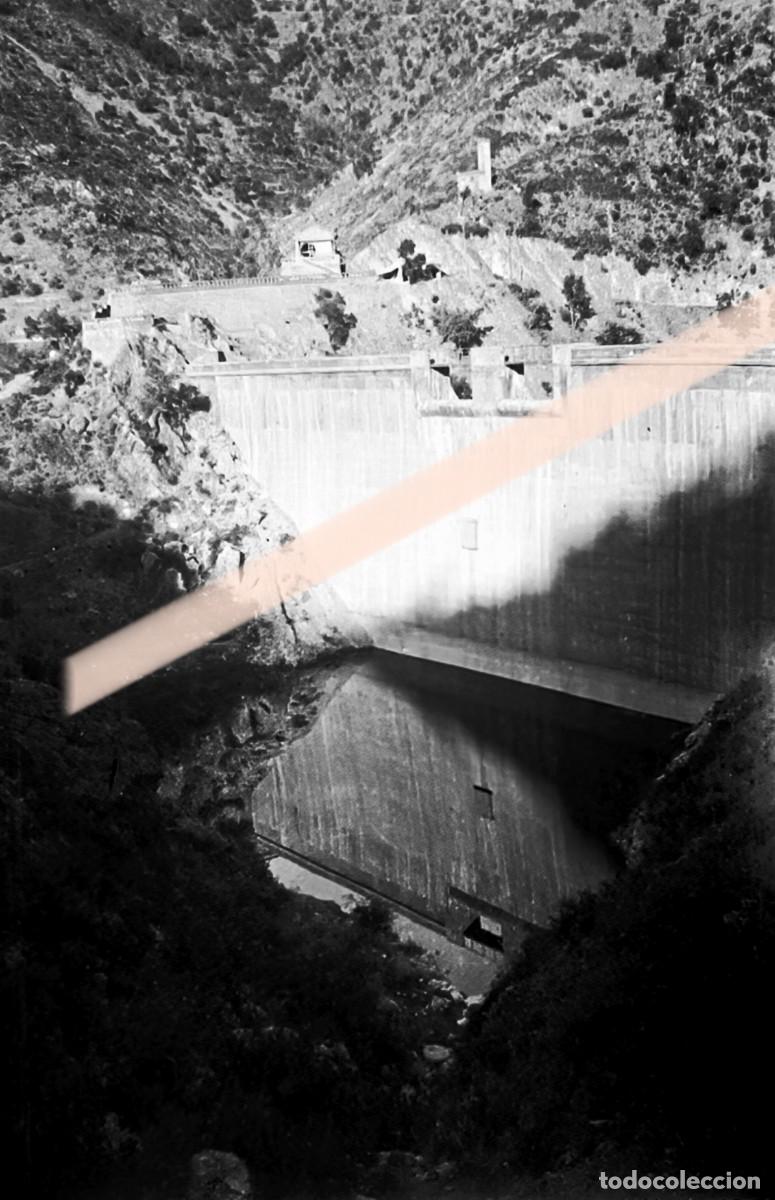 Fotograf&iacute;a antigua: Antiguo negativo de fotograf&iacute;a. Presa en un paisaje de monta&ntilde;a. A&ntilde;os 30