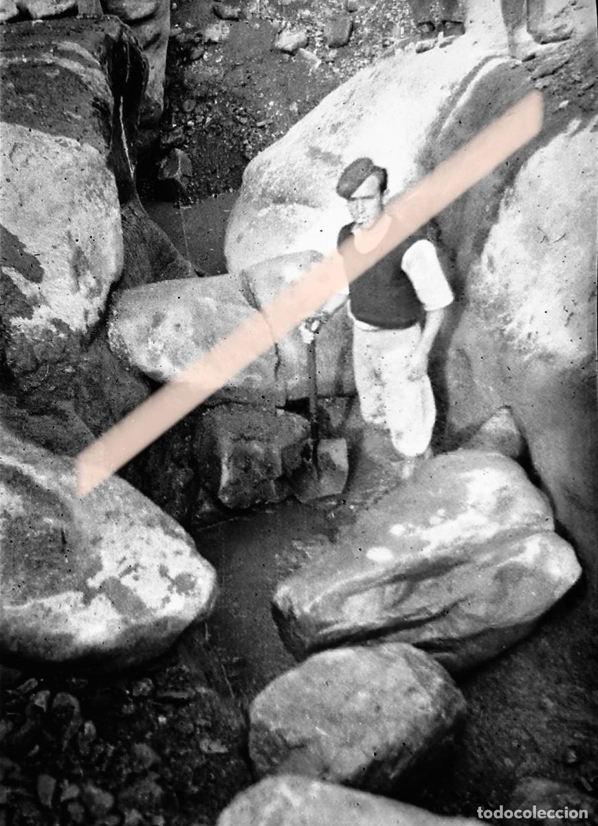 Fotograf&iacute;a antigua: Antiguo negativo de fotograf&iacute;a Trabajador entre rocas durante la construcci&oacute;n de presa A&ntilde;os 30/40