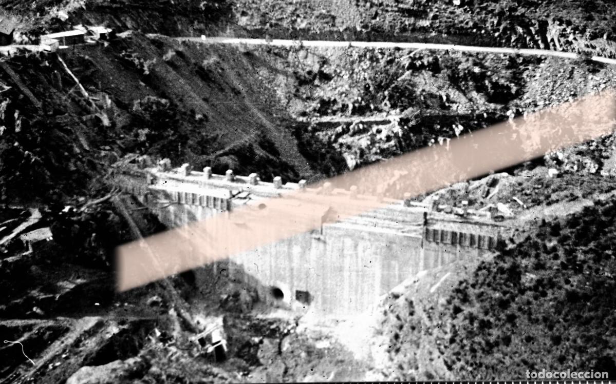 Fotograf&iacute;a antigua: Antiguo negativo de fotograf&iacute;a. Vista general de una presa en construcci&oacute;n. A&ntilde;os 30/40