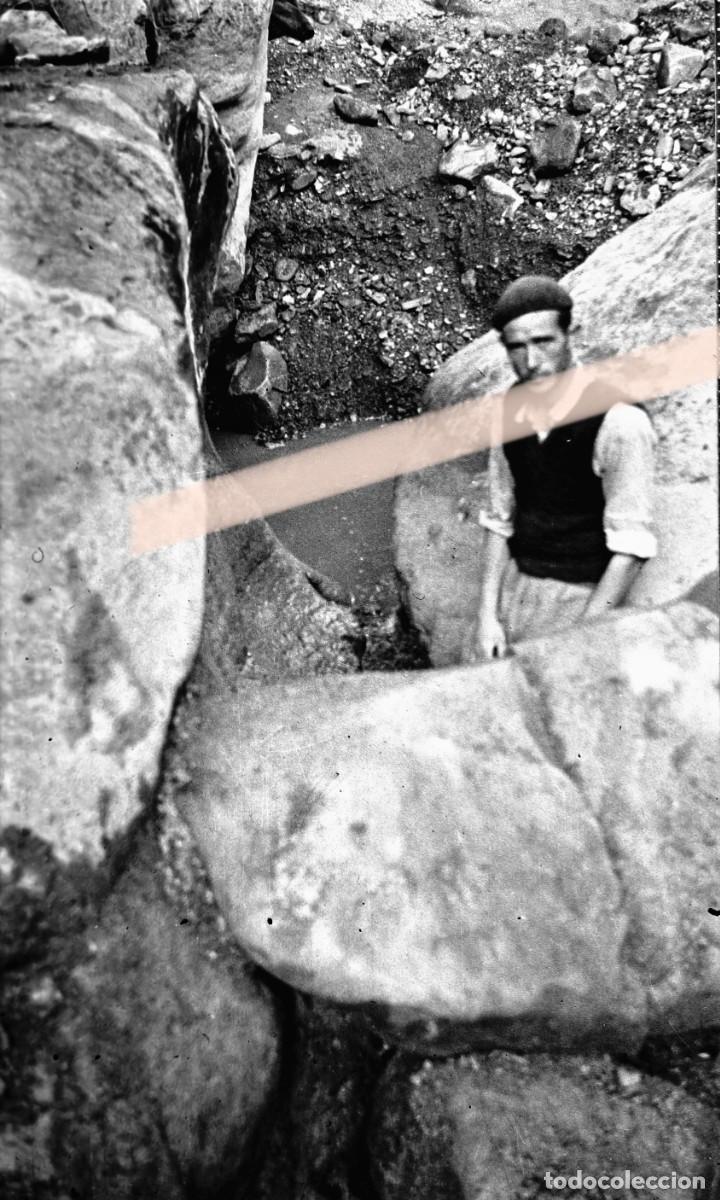 Fotograf&iacute;a antigua: Antiguo negativo de fotograf&iacute;a. Trabajador entre rocas en obras de una presa. A&ntilde;os 30/40