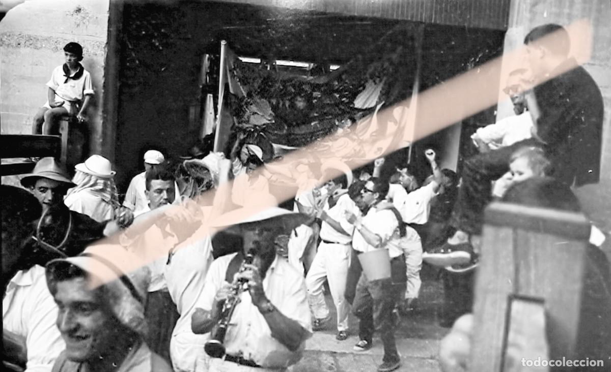Fotograf&iacute;a antigua: Antiguo negativo de fotograf&iacute;a. Fiesta popular con m&uacute;sicos y multitud. A&ntilde;os 30/40