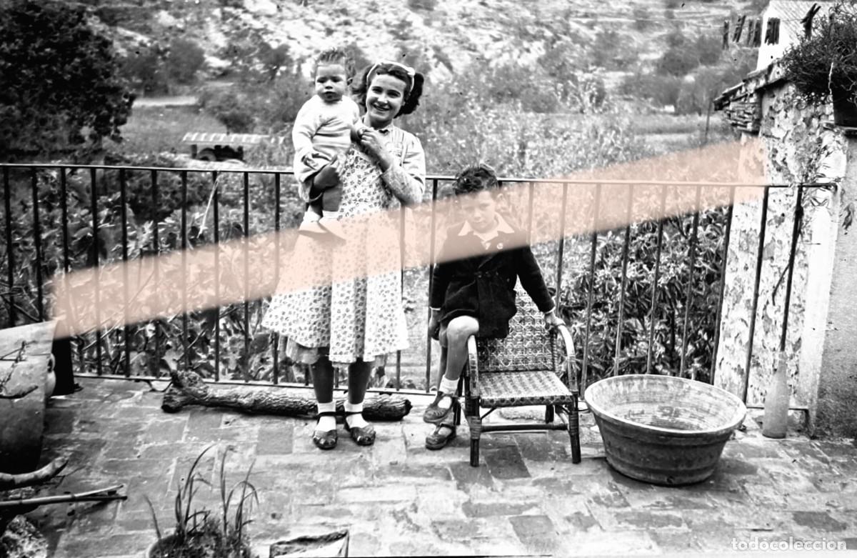Fotograf&iacute;a antigua: Antiguo negativo de fotograf&iacute;a. Mujer con dos ni&ntilde;os en una terraza. A&ntilde;os 30/40
