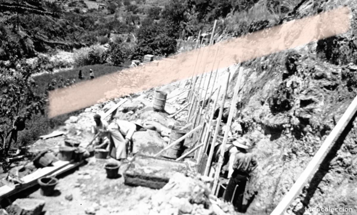 Fotograf&iacute;a antigua: Antiguo negativo de fotograf&iacute;a. Trabajadores en obras auxiliares de la presa. A&ntilde;os 30/40