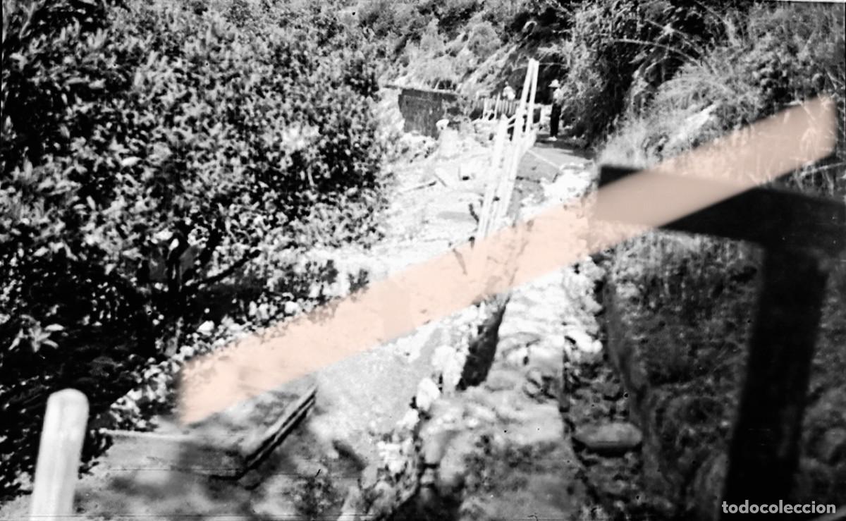 Fotograf&iacute;a antigua: Antiguo negativo de fotograf&iacute;a. Obras de canalizaci&oacute;n junto a la presa. A&ntilde;os 30/40