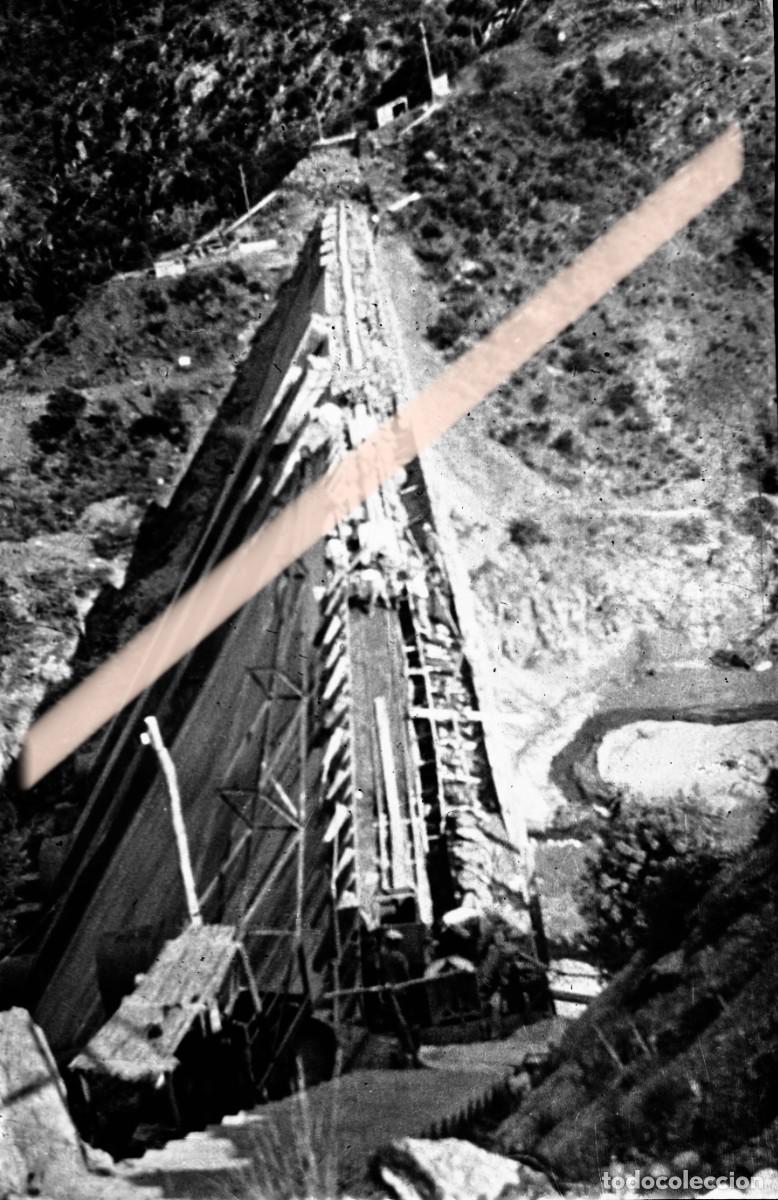 Fotograf&iacute;a antigua: Antiguo negativo de fotograf&iacute;a. Muro principal de la presa en construcci&oacute;n. A&ntilde;os 30/40
