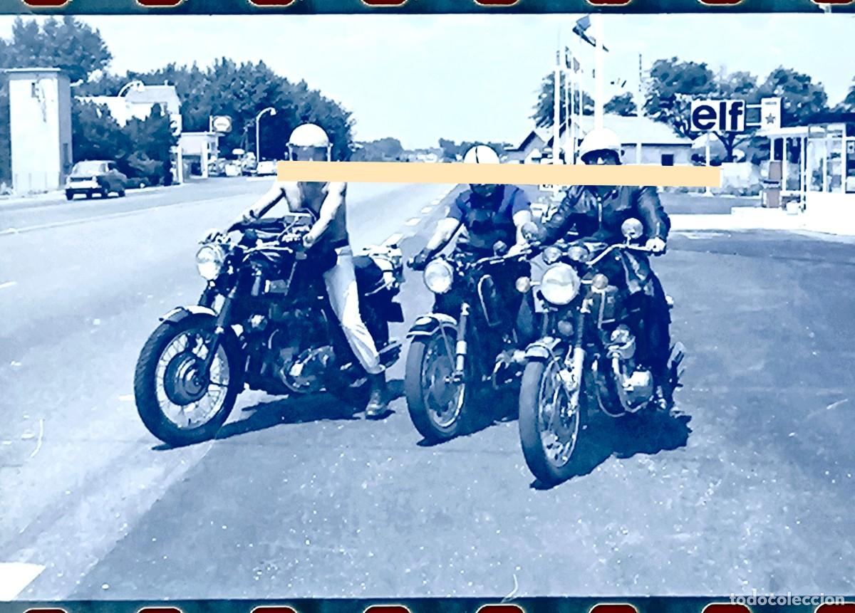 Fotograf&iacute;a antigua: Antiguo negativo de fotograf&iacute;a. Tres motoristas en carretera junto a gasolinera ELF. A&ntilde;os 60/70