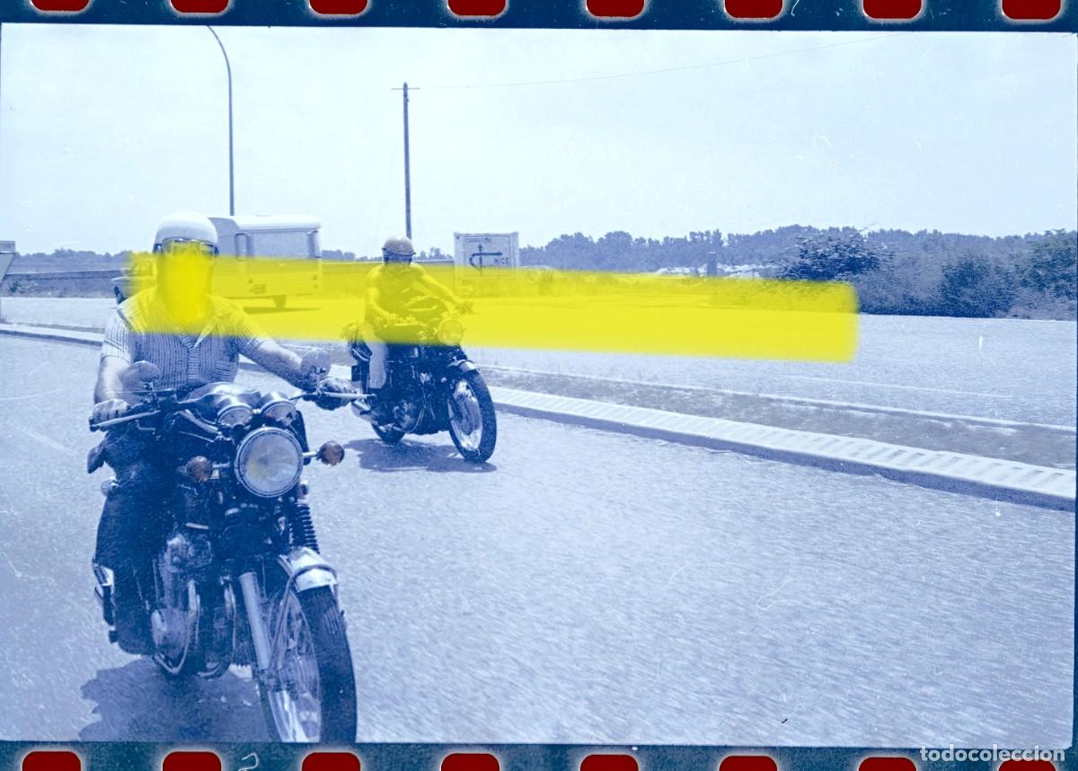 Fotograf&iacute;a antigua: Antiguo negativo de fotograf&iacute;a. Dos motoristas circulando por carretera. A&ntilde;os 60/70